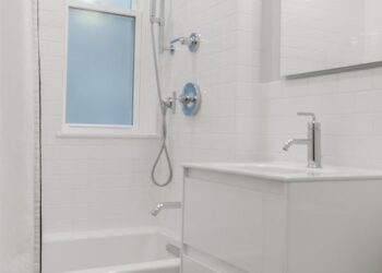 gladde vloertegels in de badkamer