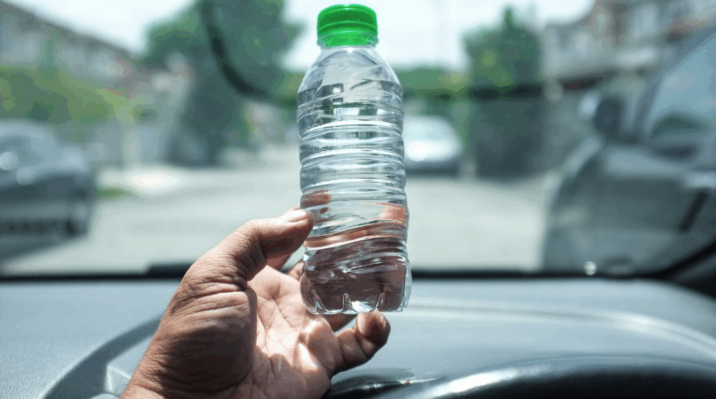 plastic waterflessen in de auto