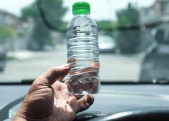plastic waterflessen in de auto