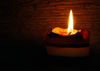 Viola Holt overleden