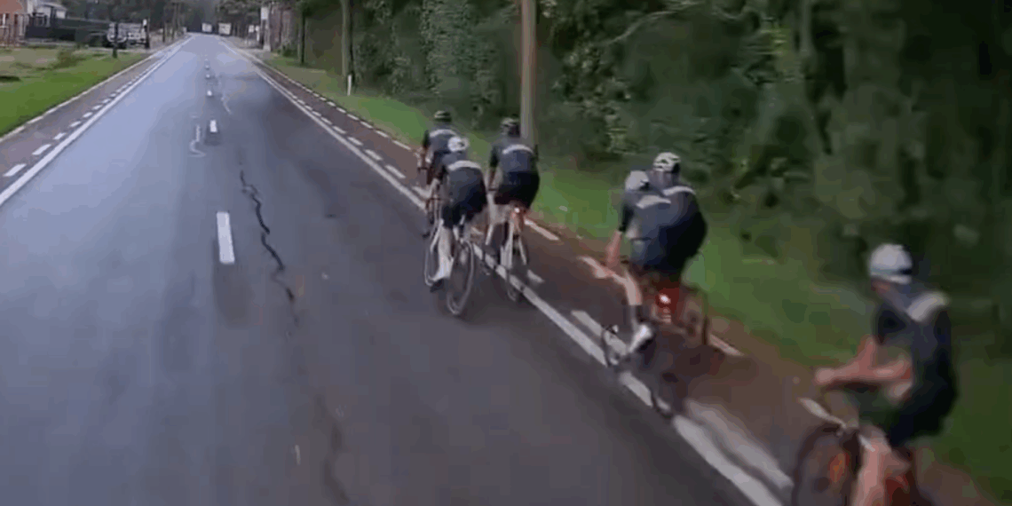 wielrenners en vrachtwagens