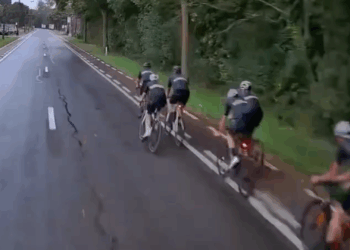 wielrenners en vrachtwagens