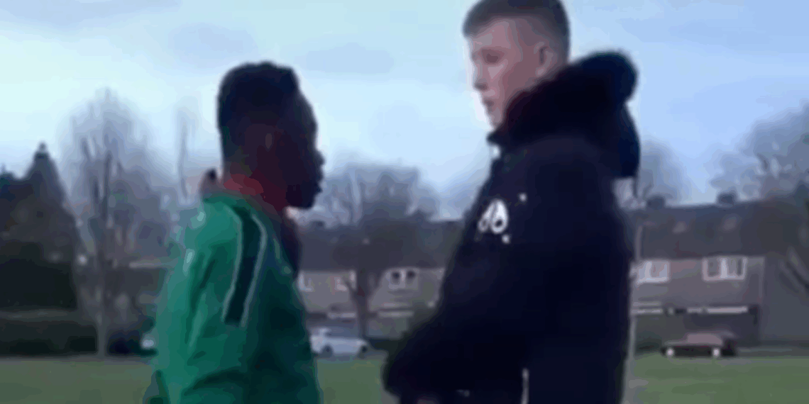 Jongen geeft pestkop na jaren een koekje van eigen deeg