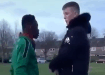 Jongen geeft pestkop na jaren een koekje van eigen deeg